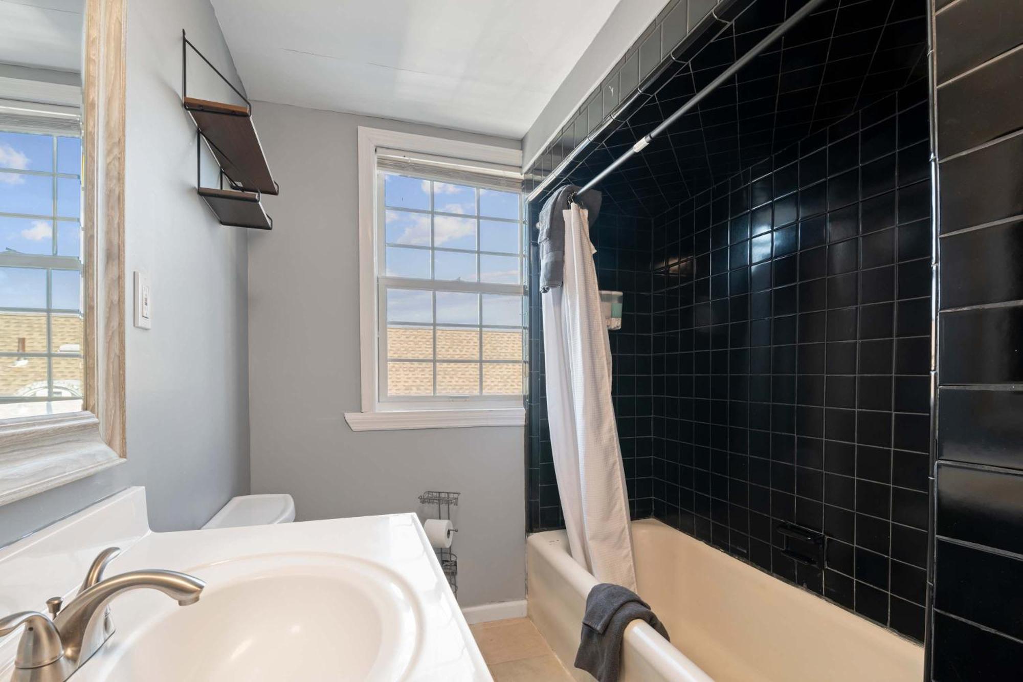 Escape To Raleigh Ave 3 Steps From The Holiday home