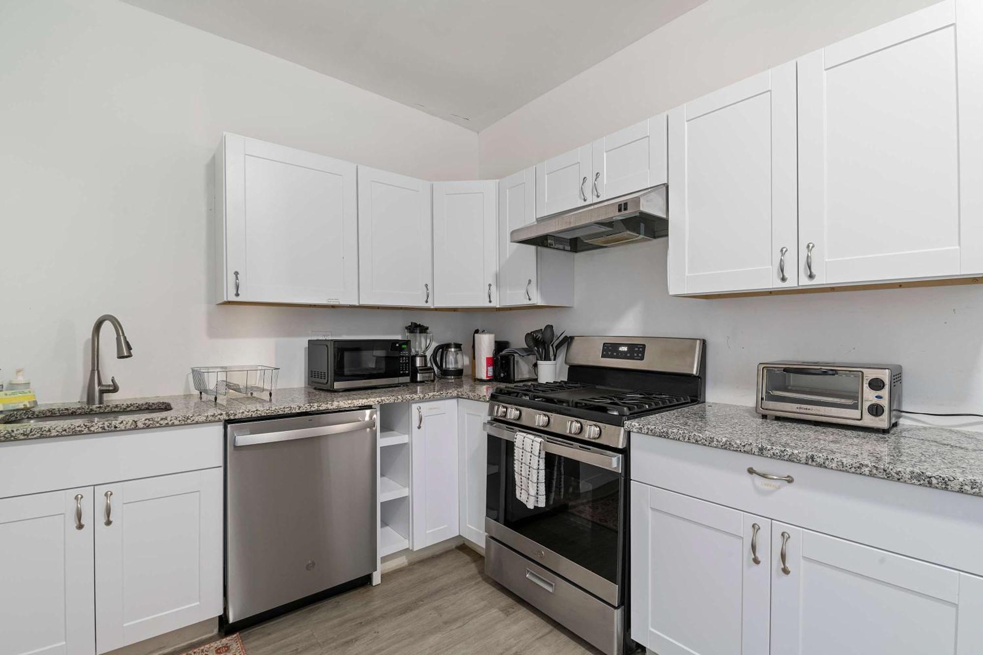 Escape To Raleigh Ave 3 Steps From The