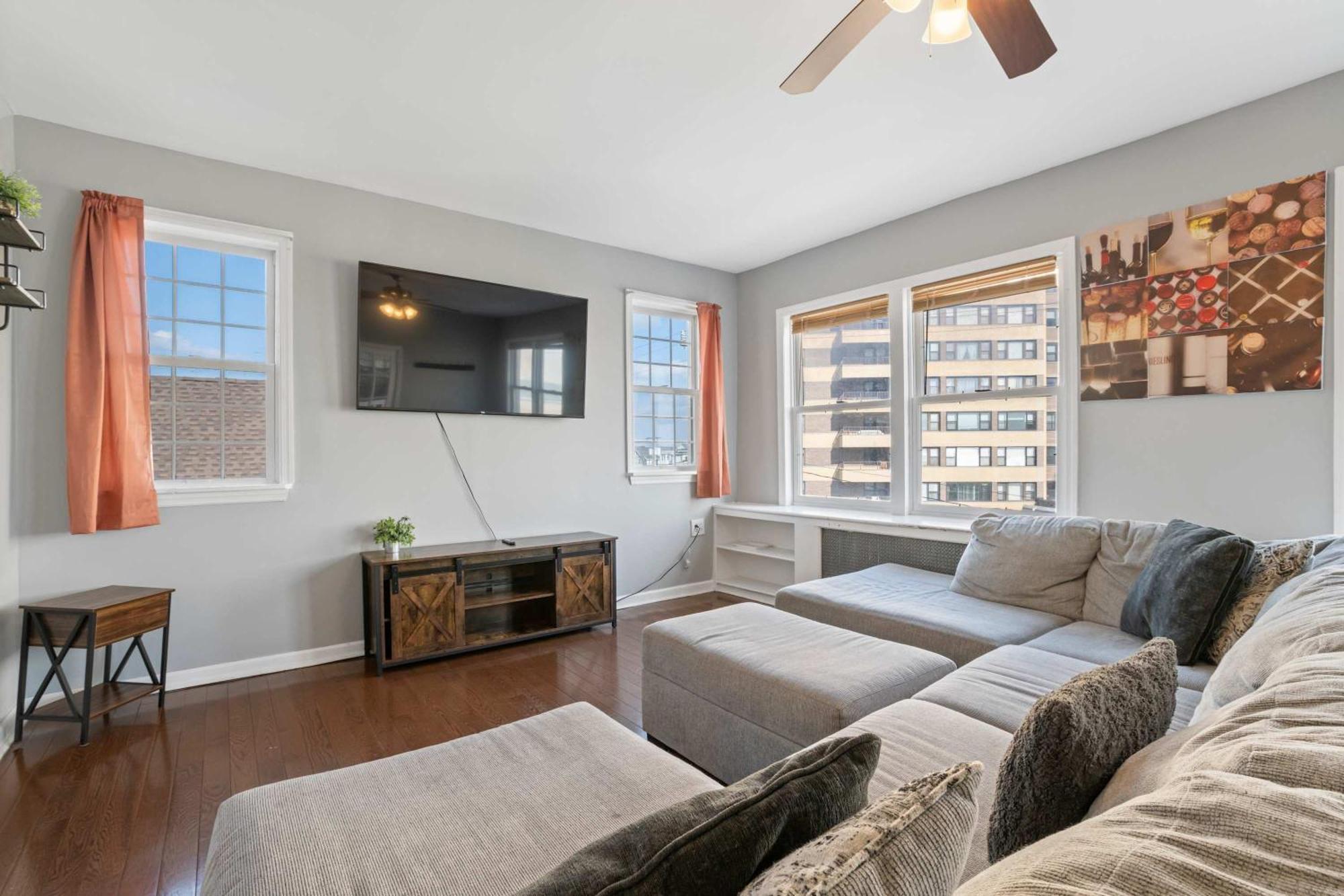 Escape To Raleigh Ave 3 Steps From The Holiday home *